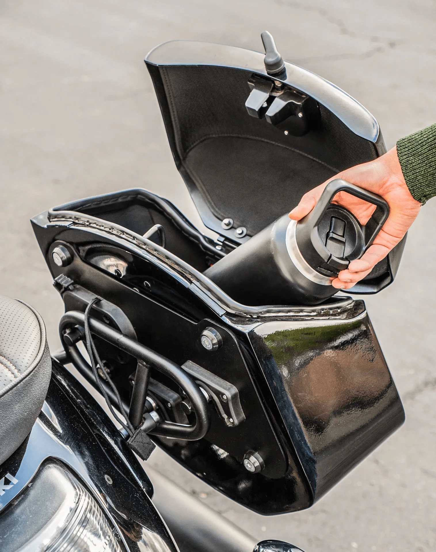 24L - Ironclad Quick-Mount Medium Suzuki Boulevard M109 VZR1800 Painted Hard Saddlebags - Image 6