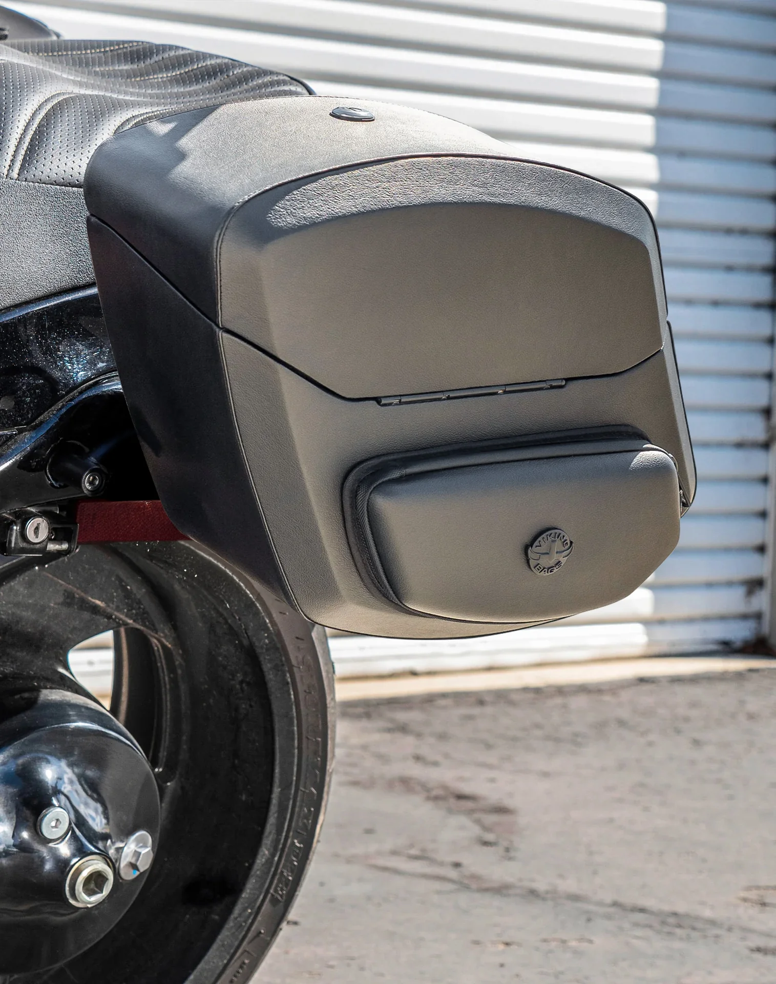 24L - Ironclad Quick-Mount Medium Suzuki Boulevard M109 VZR1800 Leather Wrapped Hard Saddlebags - Image 4