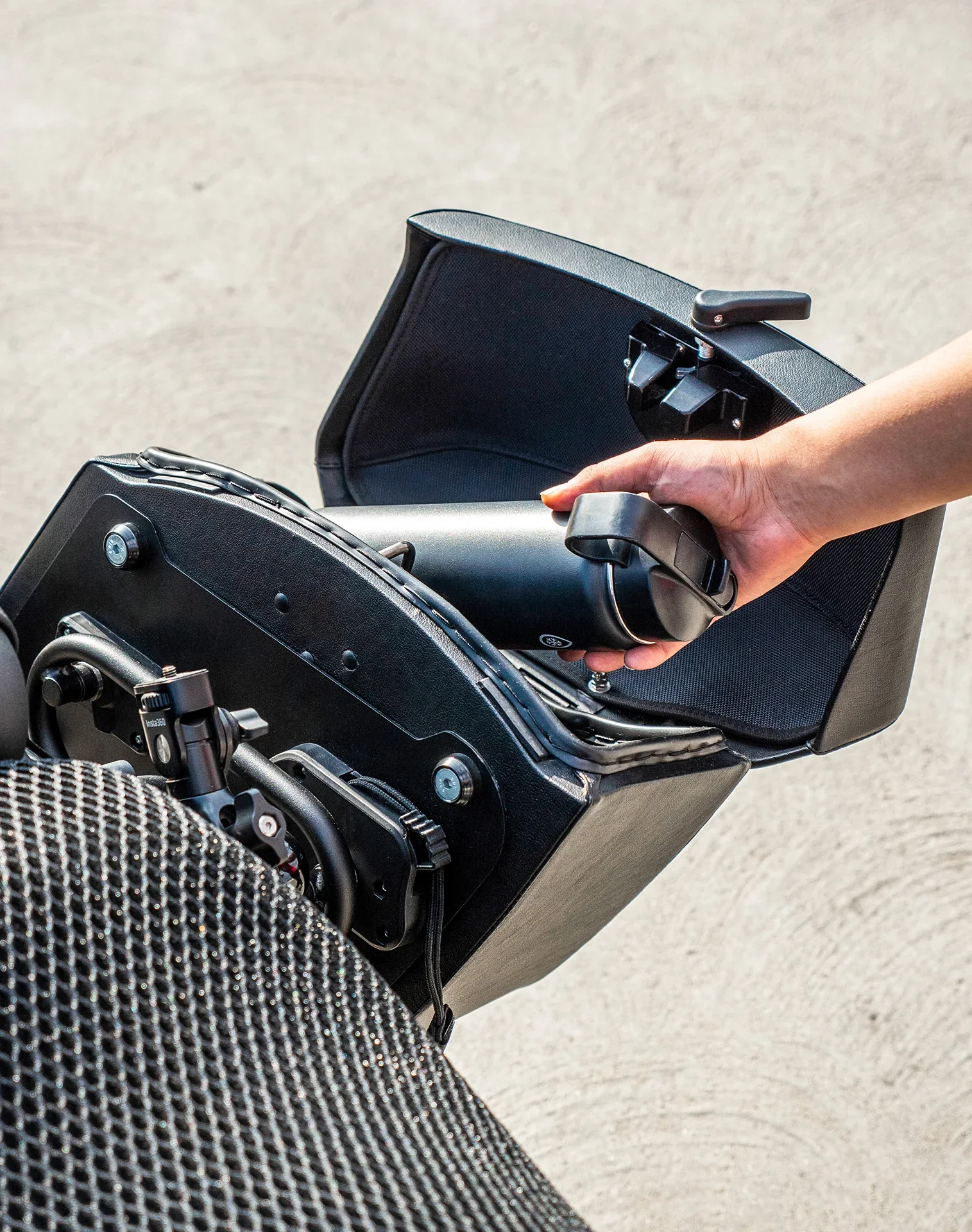 24L - Ironclad Quick-Mount Medium Triumph Bonneville T120 Leather Wrapped Hard Saddlebags - Image 6