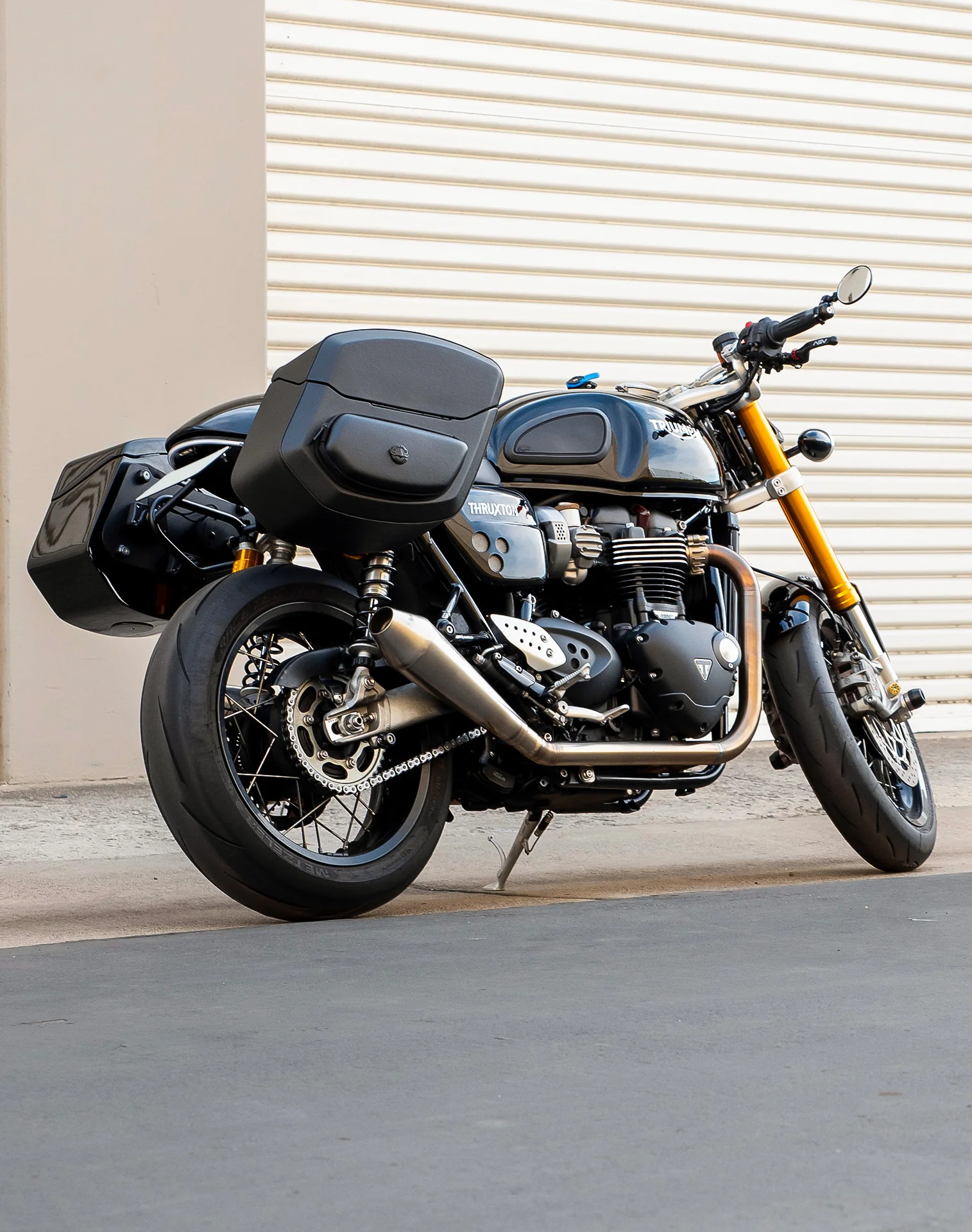 24L - Ironclad Quick-Mount Medium Triumph Thruxton RS Leather Wrapped Hard Saddlebags - Image 3
