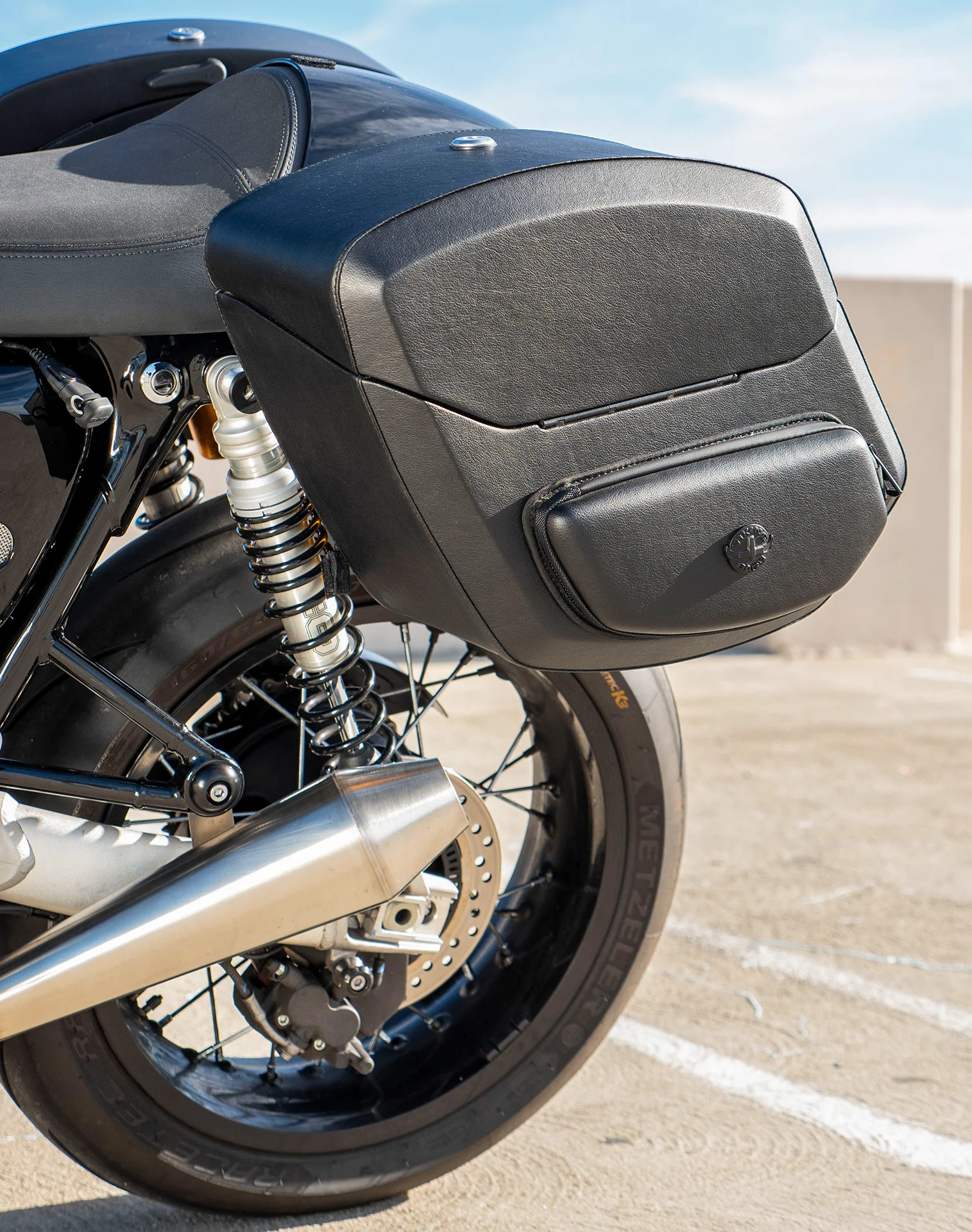 24L - Ironclad Quick-Mount Medium Triumph Thruxton RS Leather Wrapped Hard Saddlebags - Image 4