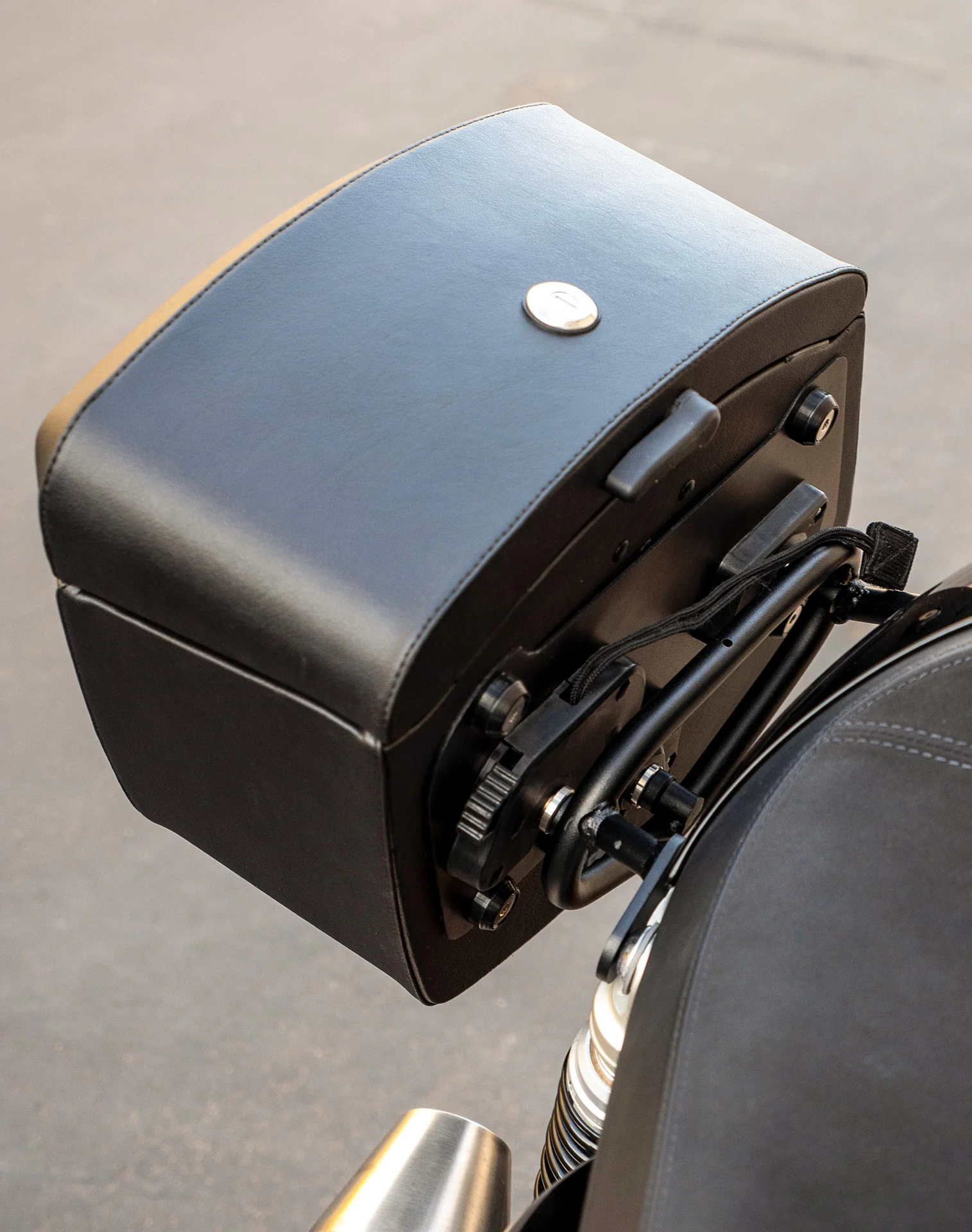24L - Ironclad Quick-Mount Medium Triumph Thruxton RS Leather Wrapped Hard Saddlebags - Image 5