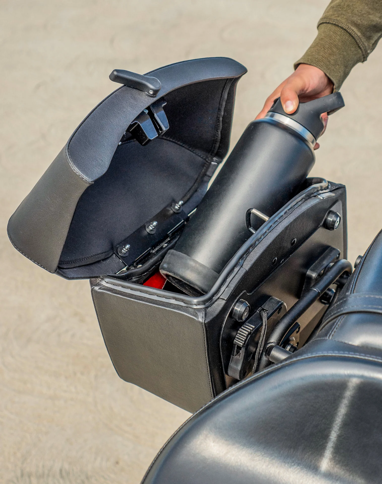 24L - Ironclad Quick-Mount Medium Yamaha Bolt Specific Leather Wrapped Hard Saddlebags - Image 6