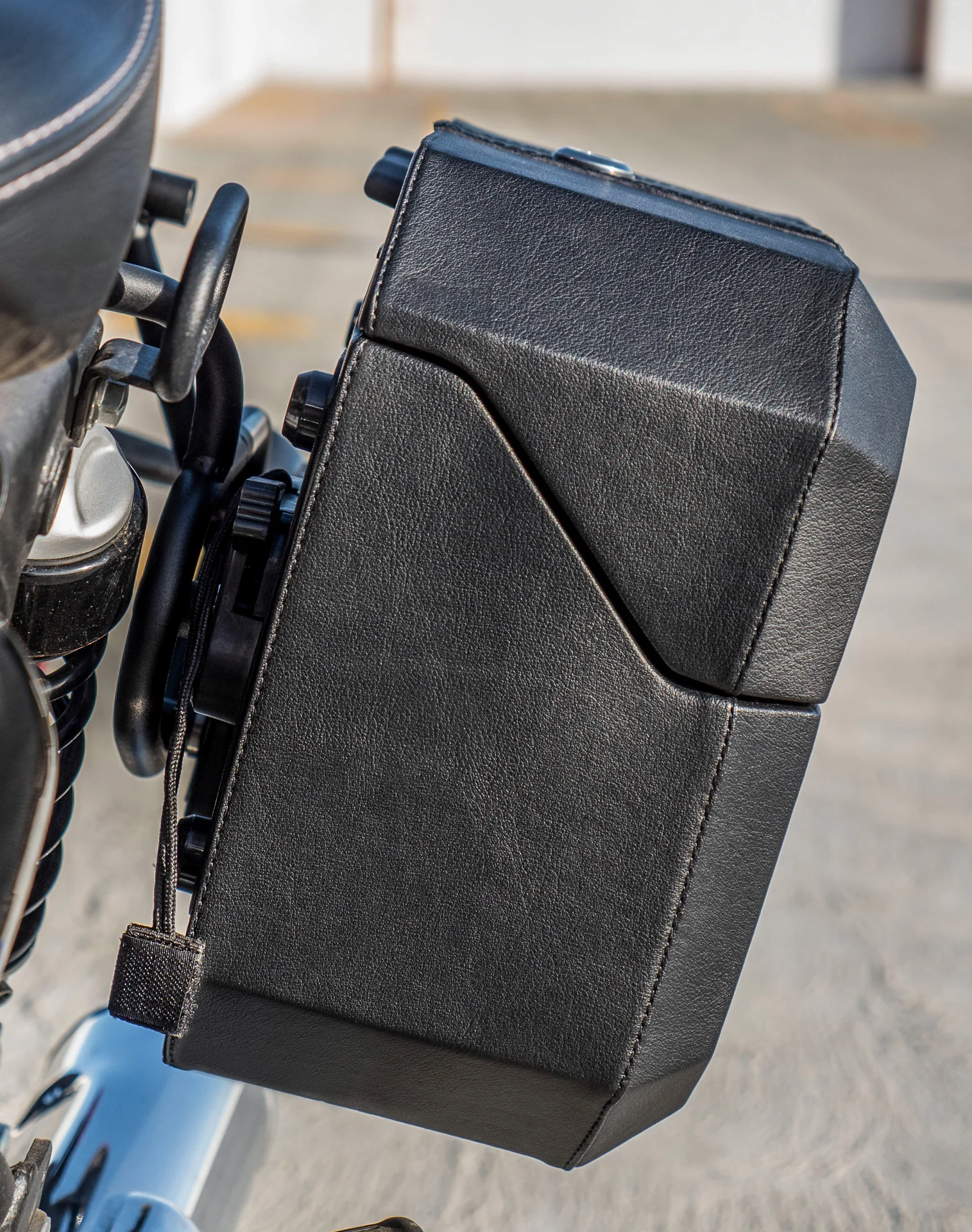 10L - Outlaw Quick Mount Small Triumph Scrambler 1200 Hard Solo Saddlebag (Left Only) - Image 5