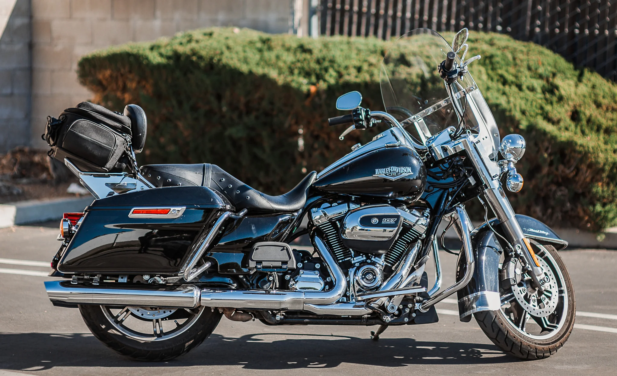 42L - Voyage Elite XL Motorcycle Sissy Bar Bag - Image 2